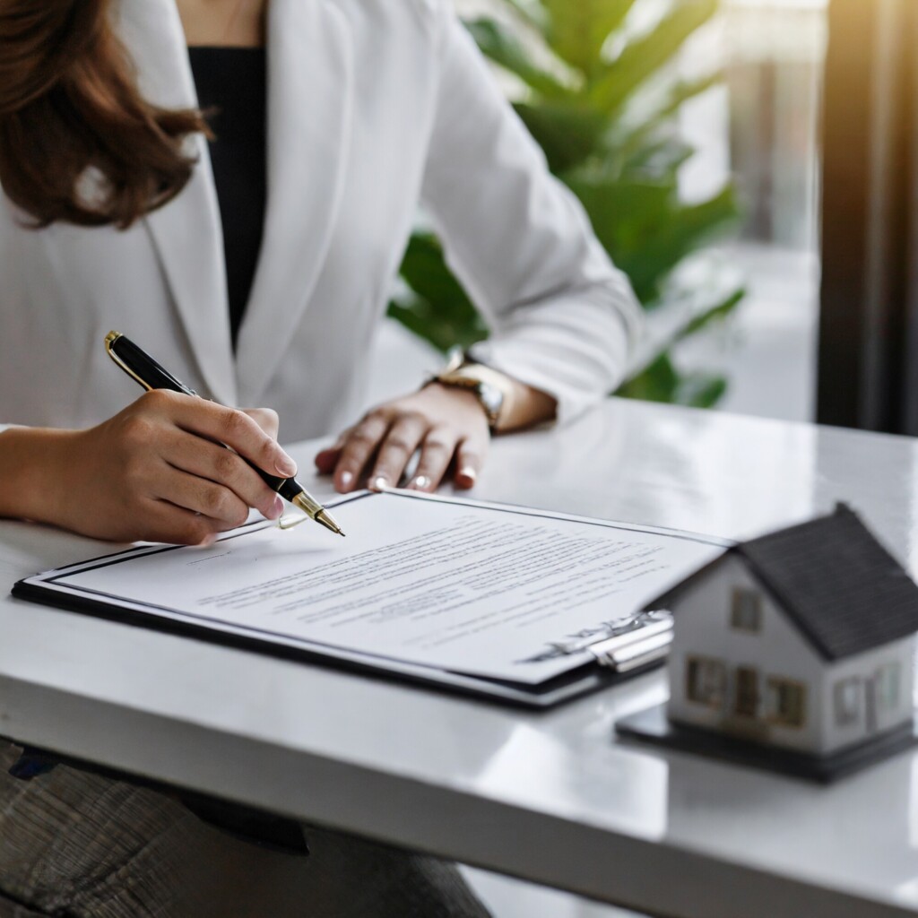 Femme signant un contrat pour établir une SCI